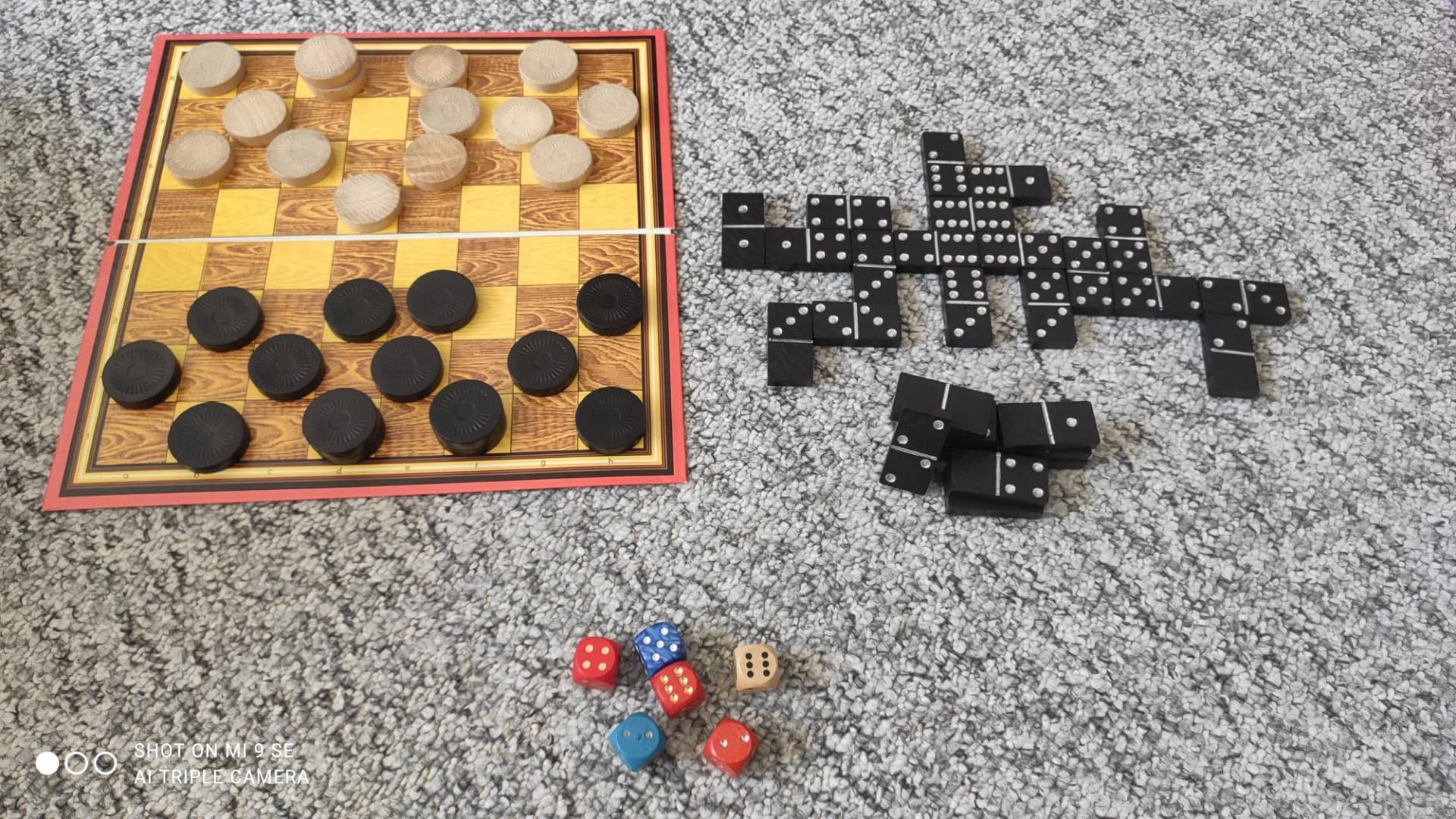 Deskové hry (dáma, v kostky, domino)